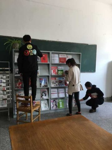 雷鋒精神像香樟樹在圖書館里散發(fā)著芬芳