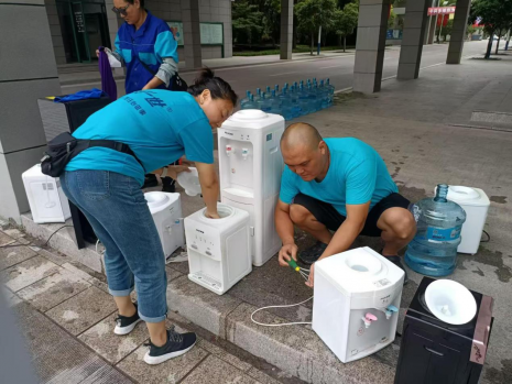 飲用水公司為師生清洗飲水機現場